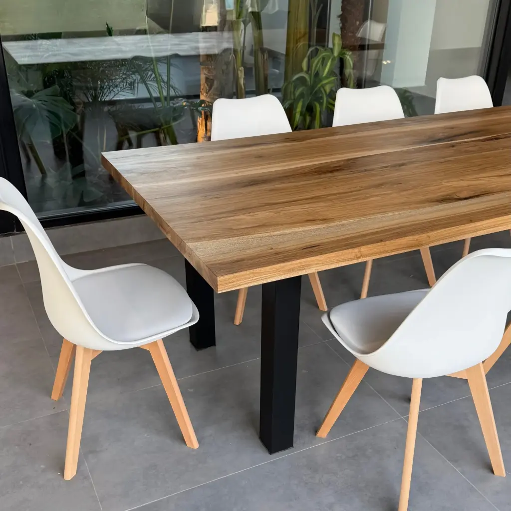 Mesa petiribi 2,50 Mts + 8 sillas Tulip blancas