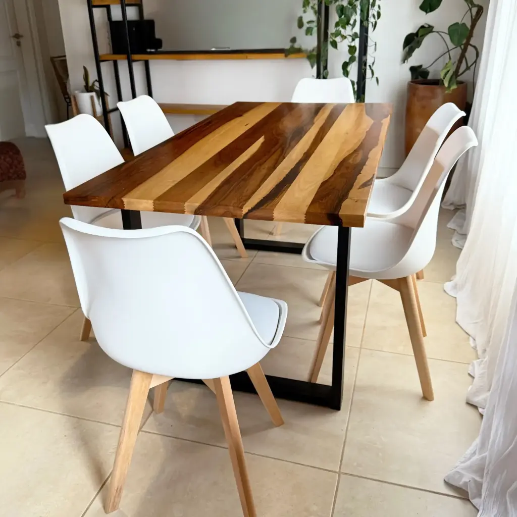 Mesa Dallas Guayubira + Sillas Tulip blancas