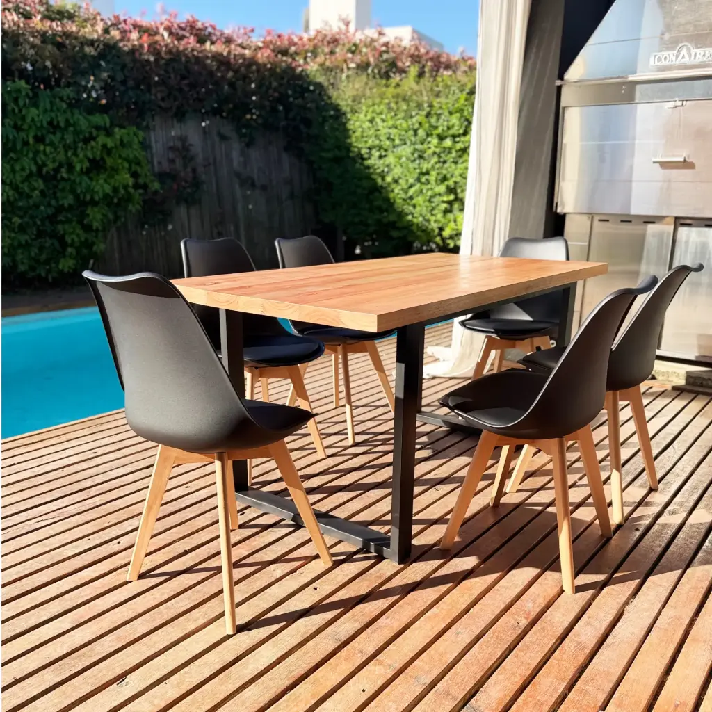 Mesa Dallas Eucalipto + Sillas Tulip negras