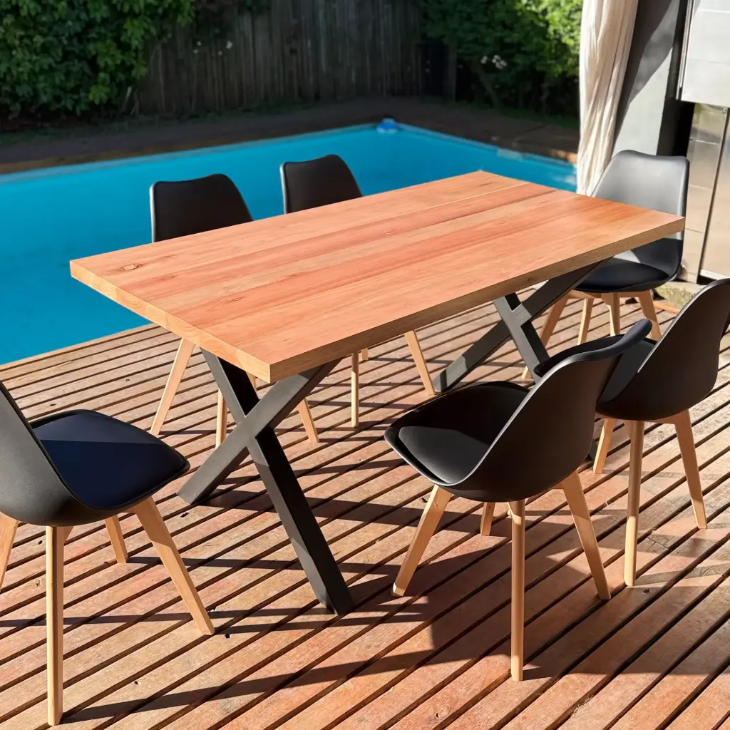 Mesa patas X 60x60 Eucalipto + Sillas Tulip negras