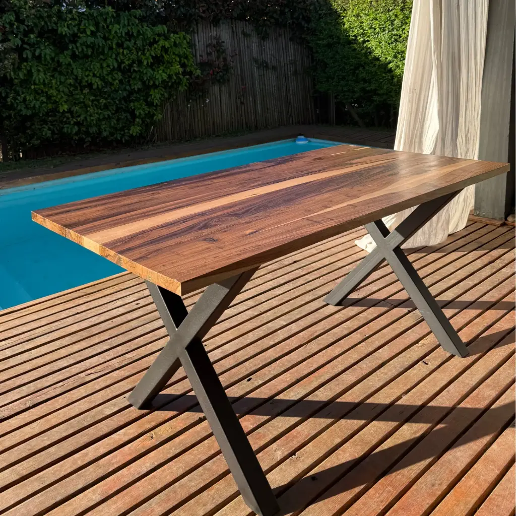 Mesa Guayubira patas X 60x60 hierro y madera