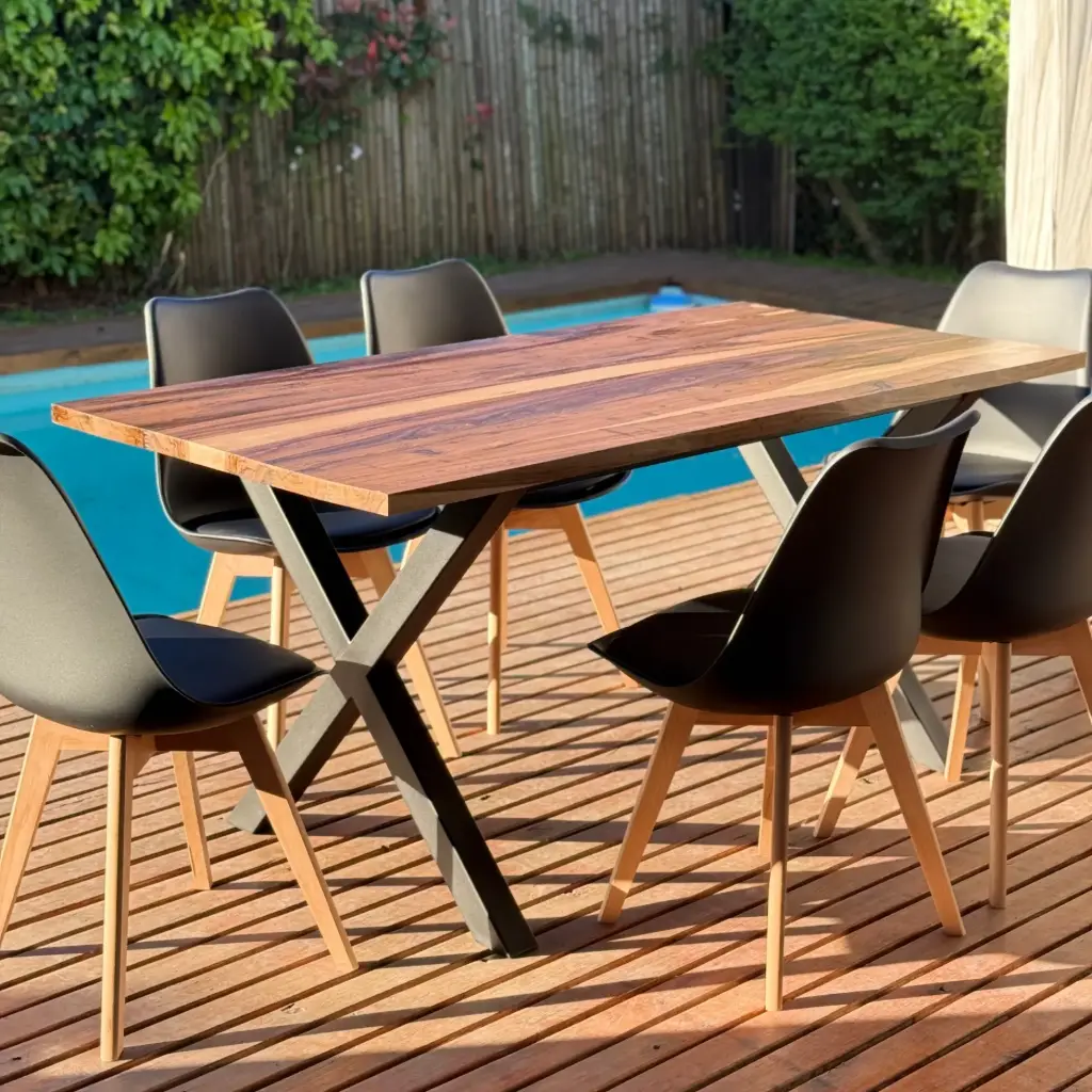 Mesa patas X Guayubira + Sillas Tulip negras